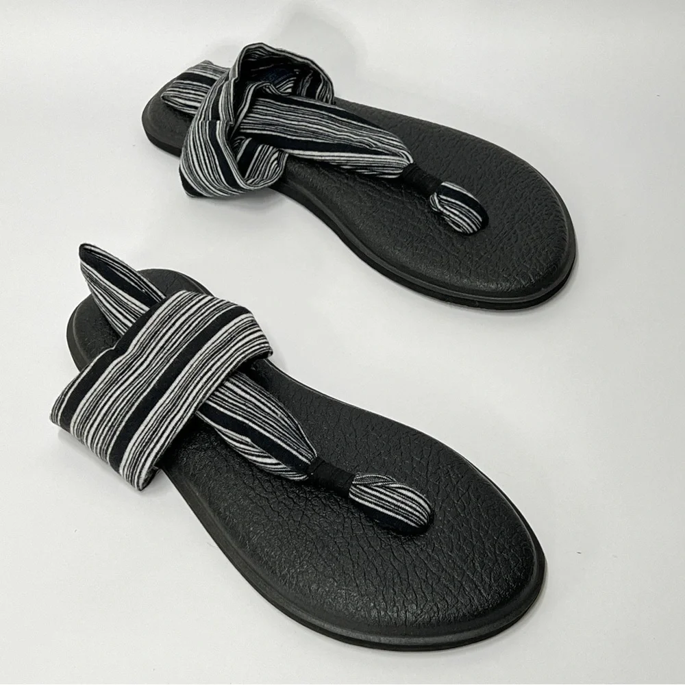 SANUK Black and Gray Striped Strappy Summer beach  Beach Sandal